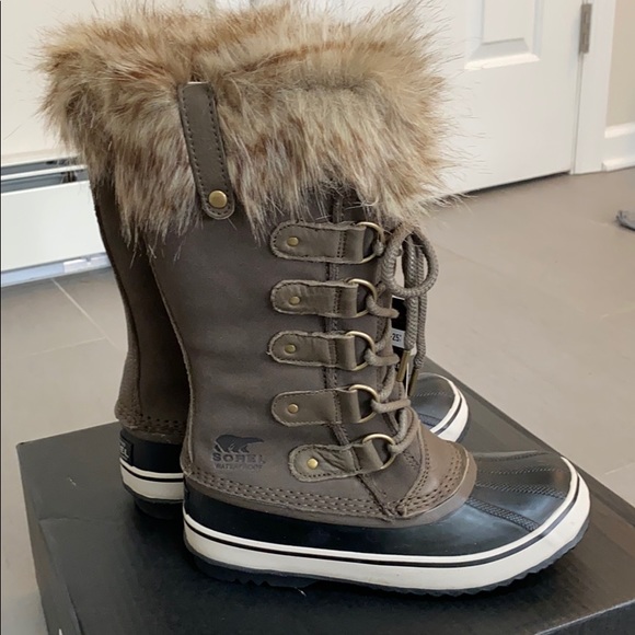 Joan of Artic Sorel Boots - Picture 3 of 5